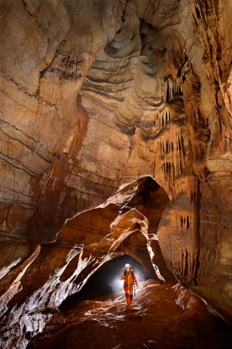 Grotte des Claris (Gard) - Spéléo progressant dans la Galerie d'entrée (verticale)(SP-25-2379)