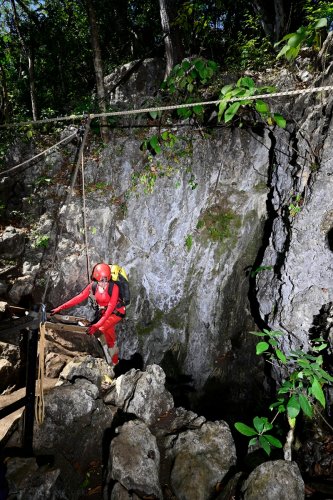 Caverna Terciopelo ( Guanacaste, Costa Rica) - Puits d'entrée avec spéléo s'apprêtant à descendre l'échelle(SP-25-2511)