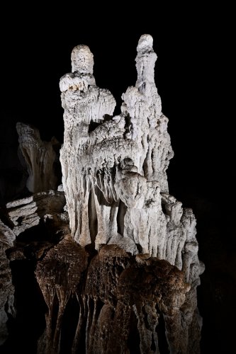 Caverna Terciopelo ( Guanacaste, Costa Rica) - Ensemble de stalagmites blanches (la Sainte Famille)(SP-25-2560)