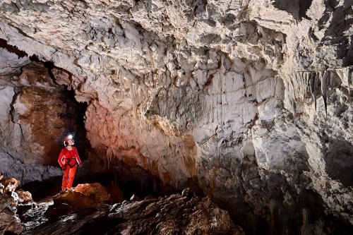 Caverna Terciopelo ( Guanacaste, Costa Rica) - Le Mirador dans la salle principale (personnage devant une grande paroi blanche).(SP-25-2562)
