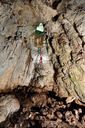 Caverna Terciopelo ( Guanacaste, Costa Rica) - Puits d'entrée de 17 m avec personnage sur l'échelle(SP-25-2564)