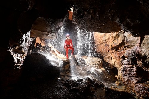 Caverna de Venado (Alajuela, Costa Rica) -  Personnage avec masque derrière une cascade (SP-25-2575)