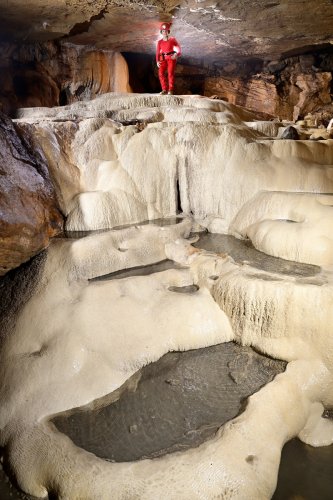 Caverna de Venado (Alajuela, Costa Rica) - Ensemble de gours blancs superposés avec personnage perché au fond.(SP-25-2584)