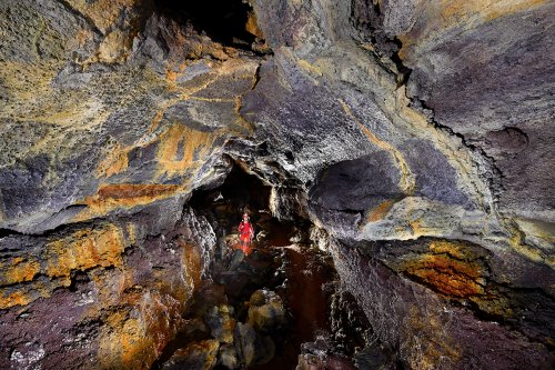 Tunel Royal Palm (Santa Cruz, Galapagos, Equateur) - Galerie avec dépôts colorés sur les parois.(SP-26-0063)