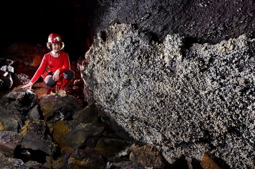 Tunel Royal Palm (Santa Cruz, Galapagos, Equateur) -  Dépôts carbonatés recouvrant une paroi de basalte. (SP-26-0064)