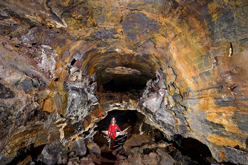 Tunel Royal Palm (Santa Cruz, Galapagos, Equateur) - Superposition de deux conduits avec traces d'oxydation sur les parois. (SP-26-0076)