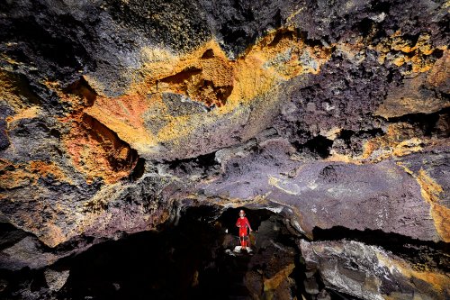 Tunel Royal Palm (Santa Cruz, Galapagos, Equateur) - Galerie aves dépôts oxydés jaunes au plafond.(SP-26-0079)