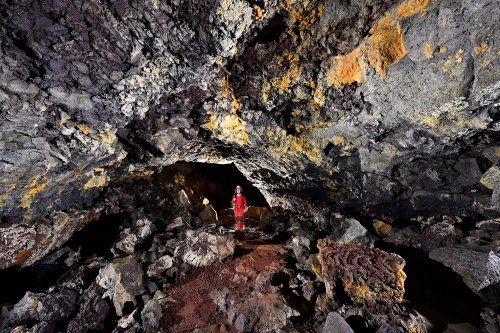 Tunel Royal Palm (Santa Cruz, Galapagos, Equateur) - Galerie dans les basaltes avec plafond coloré avec et blocs effondrés au sol(SP-26-0087)