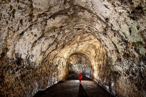 Tunel Primicias (Santa Cruz, Galapagos, Equateur) - Vaste galerie au profil tubulaire régulier et au sol plat (SP-26-0098)