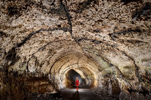 Tunel Primicias (Santa Cruz, Galapagos, Equateur) - Vaste galerie au profil circulaire régulier et au sol plat (SP-26-0102)