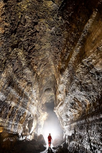 Tunel Primicias (Santa Cruz, Galapagos, Equateur) - Haute galerie avec traces d'écoulement de la lave envahie par le brouillard(SP-26-0106)