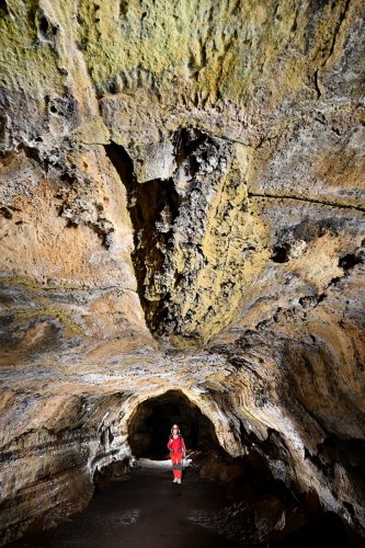 Tunel Primicias (Santa Cruz, Galapagos, Equateur) - Galerie tubulaire avec dépôts jaunes au plafond(SP-26-0110)