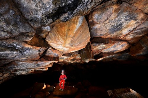 Tunel del Alba (Santa Cruz, Galapagos, Equateur) - Polygones de basalte au plafond d'un tube de lave(SP-26-0120)