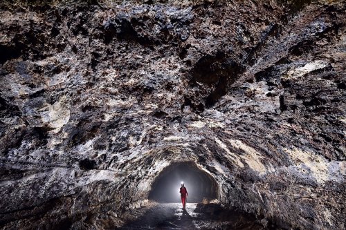 Tunel Bella Vista (Santa Cruz, Galapagos, Equateur) - Grande galerie de lave tubulaire (personnage en fond non éclairé)(SP-26-0147)