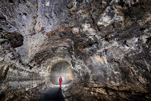 Tunel Bella Vista (Santa Cruz, Galapagos, Equateur) - Grand tube de lave circulaire (ambiance brumeuse)(SP-26-0150)