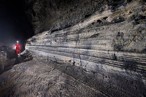 Tunel Bella Vista (Santa Cruz, Galapagos, Equateur) -  Stries laissées par l'écoulement de la lave sur une paroi dans un tube de lave(SP-26-0159)