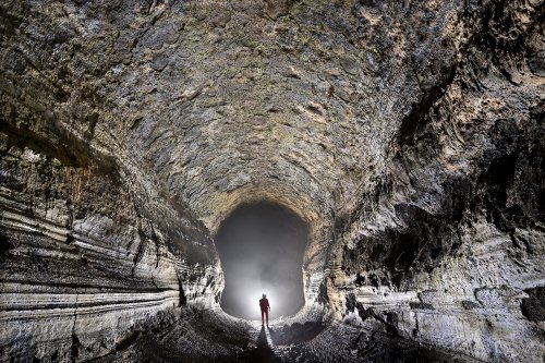 Tunel Bella Vista (Santa Cruz, Galapagos, Equateur) - Grande galerie tubulaire avec parois striées (plafond éclairé)(SP-26-0161)