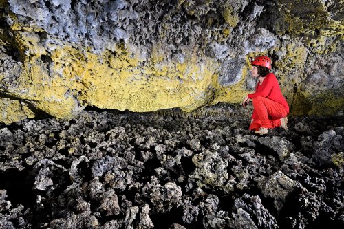 Cueva de Sucre (Isabela, Galapagos, Equateur) - Paroi du tube de lave couverte de bactéries jaunes et sol de lave Haha. (SP-26-0189)