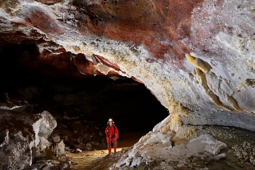 Grotte de Geophysicheskaya (Turkménistan) - Galerie rouge avec paroi couverte de gypse et de concrétions d'aragonite (avec personnage)(SP-26-0366)