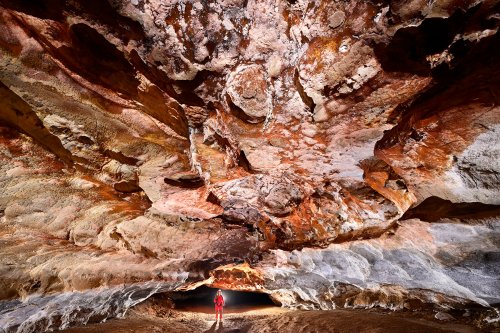 Grotte de Geophysicheskaya (Turkménistan) - Galerie au plafond coloré de rouge et orange avec personnage en fond.(SP-26-0408)