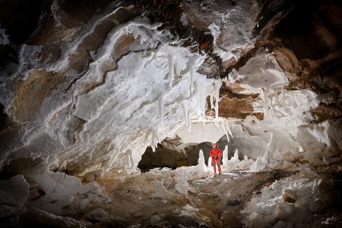 Grotte de Geophysicheskaya (Turkménistan)  - Galerie avec stalagmites et parois couvertes de chandeliers de gypse (avec personnage au centre).(SP-26-0414)