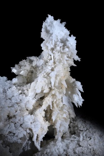 Grotte de Geophysicheskaya (Turkménistan) - Salle Blanche : stalagmite de gypse hérissée de cristaux (SP-26-0415)
