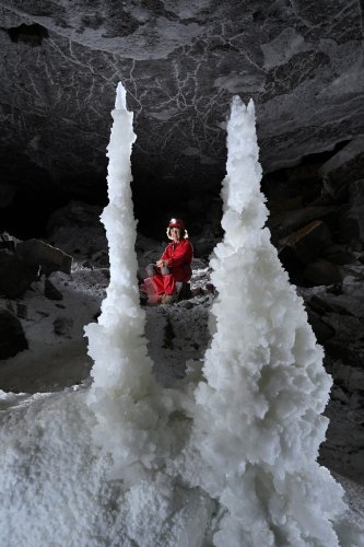 Grotte de Geophysicheskaya (Turkménistan) - Deux stalagmites de cristaux de gypse aux extrémités pointues avec personnage en arrière-plan.(SP-26-0424)
