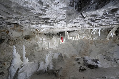 Grotte de Geophysicheskaya (Turkménistan) - Salle Blanche : vue générale avec personnage au centre (premier plan éclairé).(SP-26-0427)
