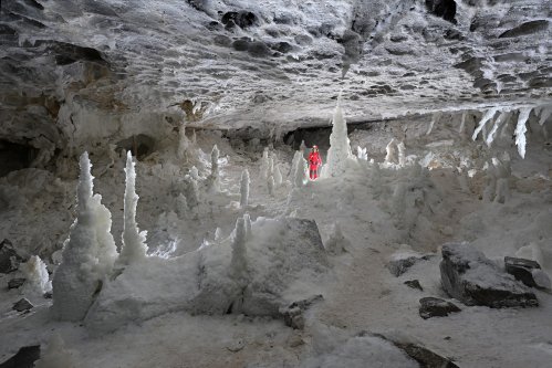 Grotte de Geophysicheskaya (Turkménistan) - Salle Blanche : vue générale avec personnage au centre.(SP-26-0432)