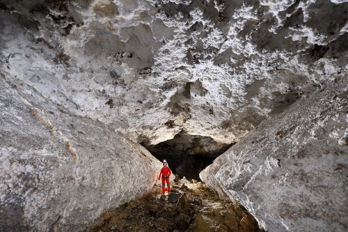 Grotte de Tush Yurruk (Turkménistan) - Galerie de forme triangulaire aux parois  et plafond couverts de gypse (personnage de face en fond)(SP-26-0439)