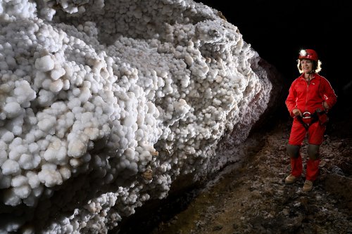 Grotte de Tush Yurruk (Turkménistan) - Paroi couverte de gypse en forme de boules (avec personnage).(SP-26-0441)