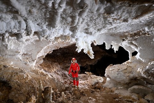 Grotte de Tush Yurruk (Turkménistan) - Galerie avec gypse et chandelier au plafond ( personnage de face)(SP-26-0458)