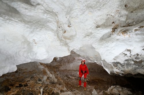 Grotte de Tush Yurruk (Turkménistan) - Galerie au plafond  couvert  d'une coûte de gypse très blanc (personnage en dessous)(SP-26-0476)