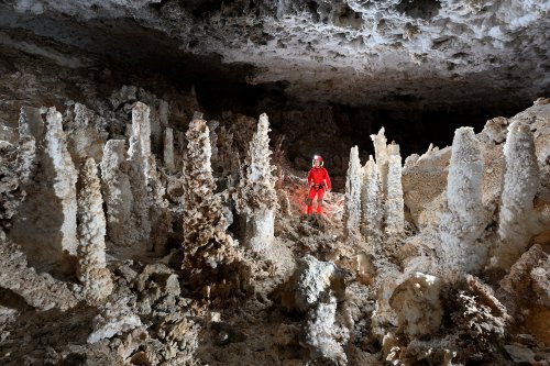 Grotte de Tush Yurruk (Turkménistan) - Salle avec stalagmites de gypse poussiéreuses et personnage au milieu(SP-26-0480)