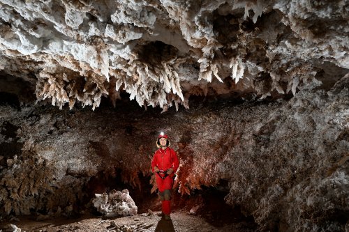 Grotte de Tush Yurruk (Turkménistan) - Plafond avec cristaux de gypse poussiéreux (personnage en dessous)(SP-26-0487)