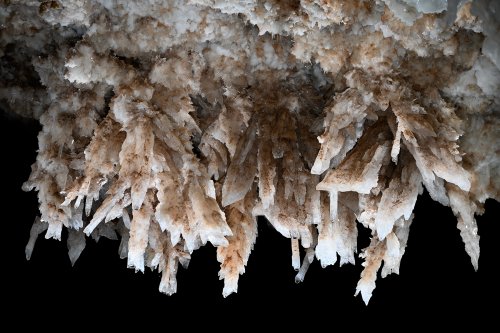 Grotte de Tush Yurruk (Turkménistan) - Cristaux de gypse poussiéreux au plafond(SP-26-0499)