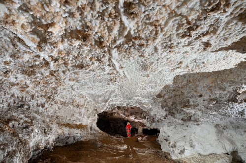 Grotte de Tush Yurruk (Turkménistan) - Galerie blanche recouverte de petites boules de gypse avec personnage en fond.(SP-26-0503)