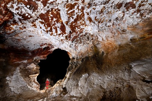 Grotte de Tush Yurruk (Turkménistan) - Spéléo dans galerie circulaire au plafond rouge strié de gypse ((SP-26-0523)