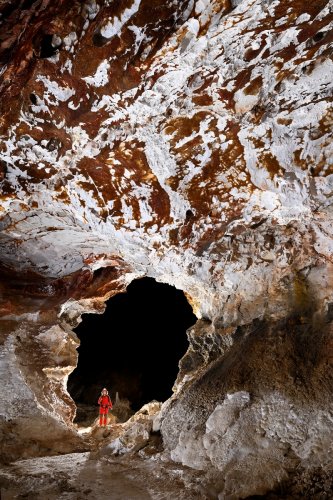 Grotte de Tush Yurruk (Turkménistan) - Spéléo dans galerie circulaire au plafond rouge strié de gypse (verticale).(SP-26-0525)