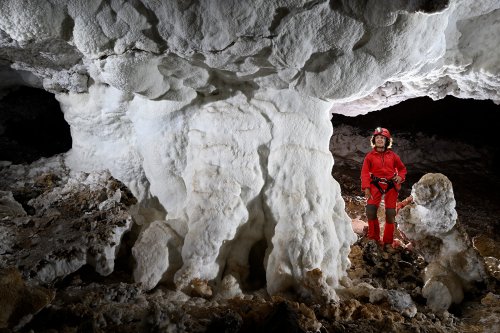 Grotte de Tush Yurruk (Turkménistan) -  Ensemble de colonnes massives blanches de gypse (personnage sur le côté).(SP-26-0532)