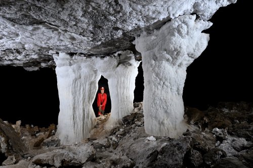 Grotte de Tush Yurruk (Turkménistan) -  Ensemble de trois colonnes de gypse  (avec personnage derrière entre deux colonnes).(SP-26-0536)