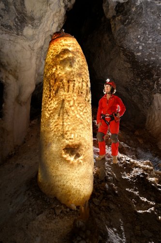 Grotte de Hushm-Oyeek (Turkménistan) - Stalagmite creuse éclairée de l'intérieur (personnage sur le côté)(SP-26-0541)