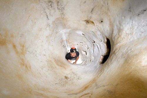 Grotte de Hushm-Oyeek (Turkménistan) - Personnage au fond d'une stalagmite creuse de plusieurs mètres de profondeur (SP-26-0552.jpg)