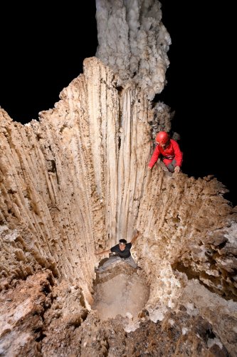 Grotte de Hushm-Oyeek (Turkménistan) - Puits de gypse (concrétion creuse) avec personnage au fond et en haut sur le côté.(SP-26-0559)