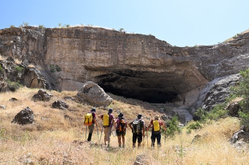 Grotte de Gugurtli (Turkménistan) - Groupe de spéléologues alignés devant le porche d'entrée(SP-26-0572)
