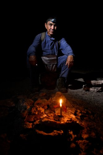 Grotte de Cap-Cuttan (Turkménistan) - Spéléologue Turkmène rendant hommage à Vladimir Maltsev, découvreur de la grotte.(SP-26-0597)