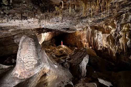 Grotte de Cap-Cuttan (Turkménistan) - Grande salle avec concrétions massives (personnage perché sur un bloc en fond).(SP-26-0600)