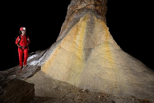Grotte de Cap-Cuttan (Turkménistan) - Coulée stalagmitique de calcite jaune adossée à une colonne penchée (SP-26-0604)