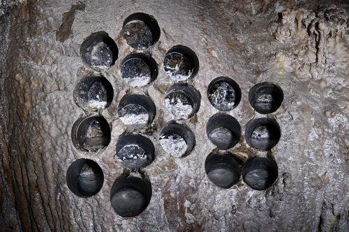 Grotte de Cap-Cuttan (Turkménistan) - Petits forages dans un bloc de calcite.(SP-26-0607)