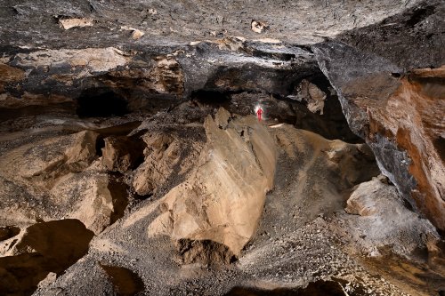 Grotte de Cap-Cuttan (Turkménistan) - Salle du dinosaure (avec  personnage perché en fond)(SP-26-0613)